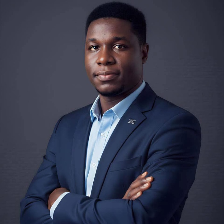 Emmanuel Nouhou, pianiste, directeur musical et créateur de MANU TRANSCRIBE AI